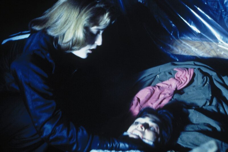 Boggs beschreibt Scully (Gillian Anderson, l.) das Versteck von Lucas Henry und seiner zweiten Geisel. – Bild: Twentieth Century Fox Film Corporation