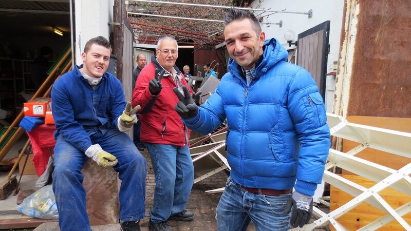 Von links: Philipp, Gerard und Trödelexperte Mauro Corradino bei der Räumung. – Bild: RTL II