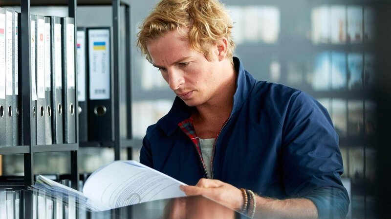 Paul (Daniel Roesner) schnüffelt ein wenig im Büro der Holding „ValueNova“ und entdeckt eine interessante Liste … – Bild: MG RTL D /​ Guido Engels