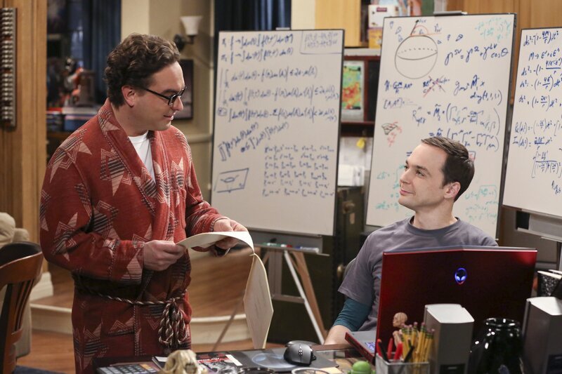 Nachdem sie an der Veröffentlichung eines physikalischen Beitrags mitgewirkt haben, müssen sich Sheldon (Jim Parsons, r.) und Leonard (Johnny Galecki, l.) gegen mobbingartige Kritik aus dem Internet wehren … – Bild: Warner Bros. Television Lizenzbild frei