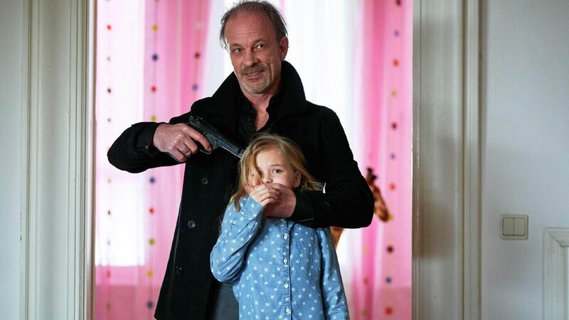 Thorsten Alberts (Thomas Anzenhofer) hat Lara (Amelie Lammers) als Geisel und droht sie zu erschießen. – Bild: MG RTL D /​ Guido Engels