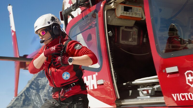 SRF DOK-Serie Hoch hinaus Die Schweiz über 3000 Metern Folge 2 Rebekka Frieden: Am Einsatzort auf dem Theodulgletscher 2022 – Bild: SRF/​Mirjam Kluka