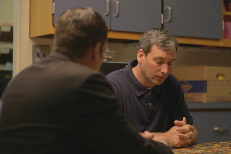 Auf der Suche nach dem Mörder von Cheryl Brantner befragt Lt Joe Kenda (Carl Marino, l.) die Familie und mögliche Zeugen. Kann er den Täter ausfindig machen? – Bild: Jupiter Entertainment