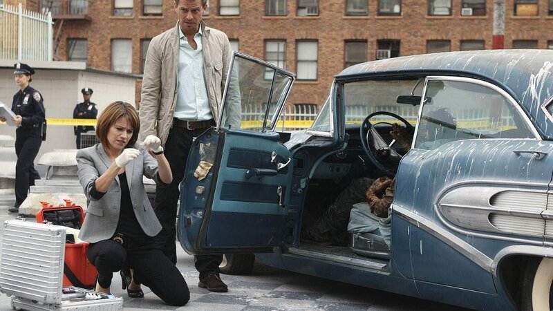 Lindsay Monroe Messer (Anna Belknap) und Danny Messer (Carmine Giovinazzo) suchen mögliche Beweise am Tatort. Jedoch haben die Eltern des Getöteten alle Spuren unabsichtlich vernichtet. – Bild: TVNOW /​ CBS