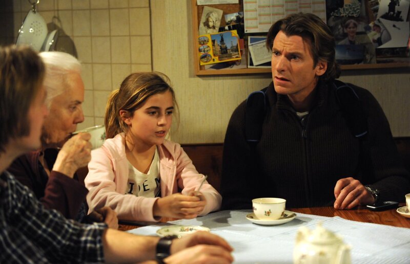 Valentina kümmert sich wie eine kleine Krankenschwester um ihren verletzten Papa. Von links: Valentina Götz (Lilly Reulein) und Sebastian Wildner (Herbert Ulrich). – Bild: BR/​Marco Orlando Pichler