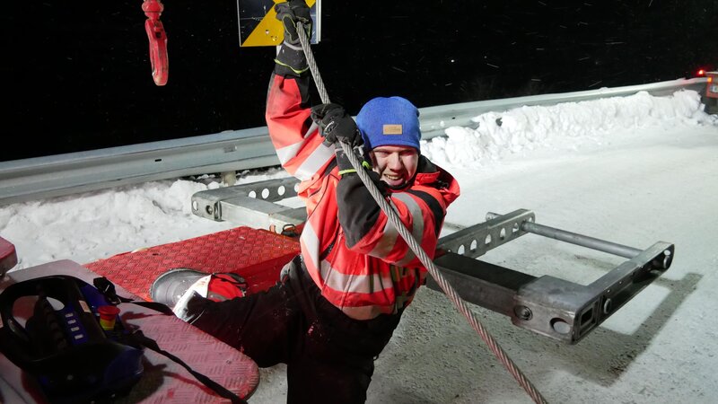 Bjoern takes his new rookie Orjan alongside a co-op rescue with his friendly rivals from Hallingdal. (National Geographic) – Bild: NGC NETWORK INTERNATIONAL, LLC