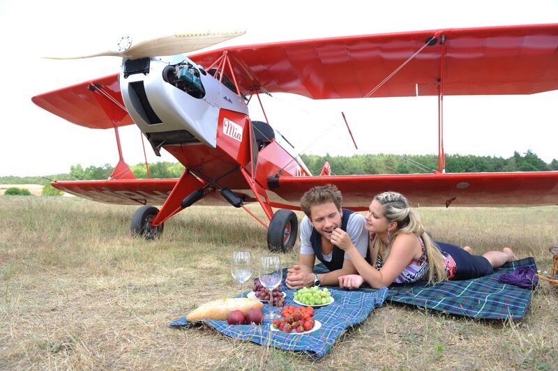 Genießen ihre gemeinsame Zeit: Enrique (Jacob Weigert, l.) und Mia (Josephine Schmidt, r.) … – Bild: SAT.1 /​ Claudius Pflug