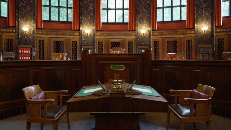 Der Grundpfeiler einer funktionierenden Demokratie ist die Gewaltenteilung. Dazu gehört, dass die Judikative unabhängig ist. – Bild: SRF/​RTS – Temps Présent