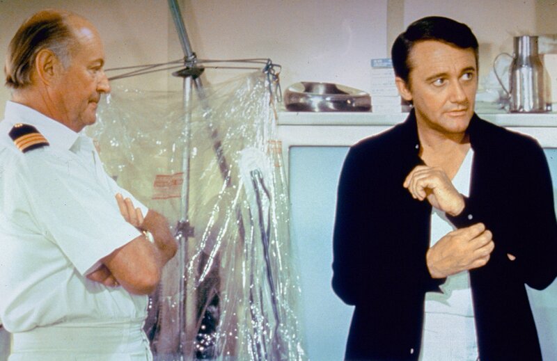 (v.li.) Robert Douglas (Dr. Frank Pierce), Robert Vaughn (Danzinger) – Bild: ORF/​Universal