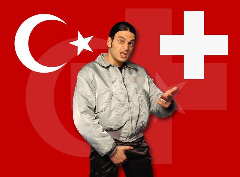 Warum versagt der türkische Haudegen Hakan (Kaya Yanar) ausgerechnet bei der männlichsten aller Wintersport-Disziplinen, dem harten Schlittenhunderennen? Mit einem Schweiz-Special startet Kaya Yanar in die neue Staffel seiner Comedy-Show. – Bild: SAT.1 /​ Ralf Jürgens