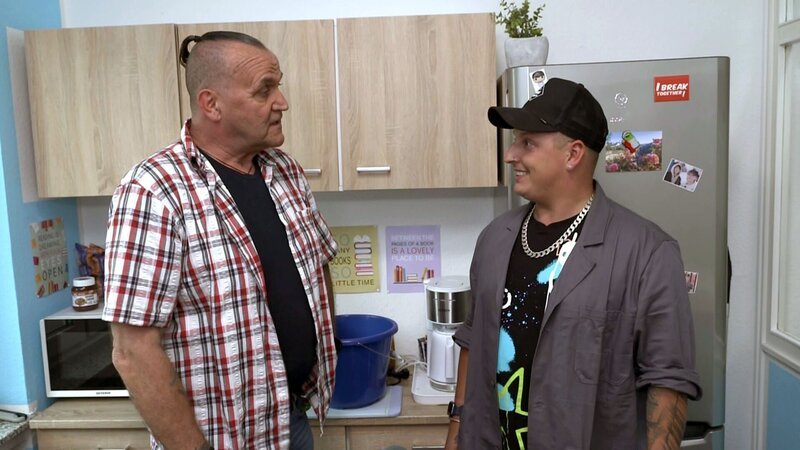 S06E28: Felix’ geliebter Greifer ist verschwunden. In seiner Not kontaktiert er Hausmeister Willi, der ihm beibringen will, wie er ohne den Greifer zurechtkommt. Wird Felix diese Herausforderung meistern können? – Bild: RTLZWEI