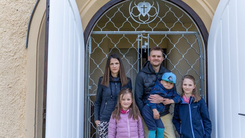 Anne und Marc-Manuel Moritz hatten nie etwas mit Religion am Hut. Doch sie gründen einen Verein, um das Gotteshaus in ihrem kleinen Ort in Thüringen zu retten: Immer mehr Bewohner schließen sich an, plötzlich ist die Kirche wieder voller Menschen. Und das, obwohl die meisten Vereinsmitglieder nicht gläubig sind. – Bild: ZDF and Tony Matysik|ccd-gera.de (ifage)