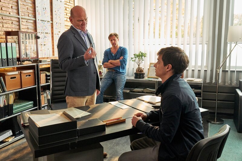Rose (Ulrich Gebauer, l.), Stefan (Hendrik Duryn) und Robin (Niklas Nißl, r.) sind in Roses Büro. Rose tobt, weil Robin in der Schule gekifft hat. Robin erläutert den beiden, dass er einen Hirntumor hat und den Joint nur geraucht hat, um seine starken Kopfschmerzen zu lindern. – Bild: MG RTL D /​ Frank Dicks