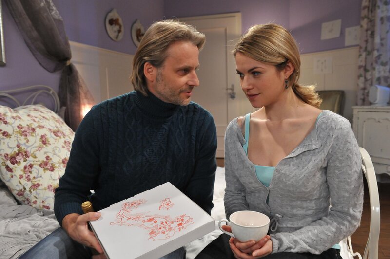 Michael (Erich Altenkopf, l.); Marlene (Lucy Scherer, r.) – Bild: Ann Paur