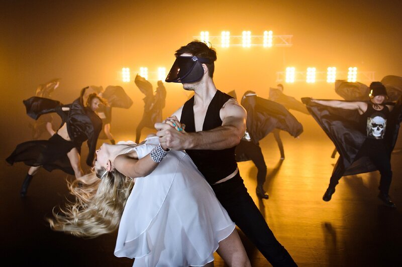 Lukas (Marc Schöttner) ist letzter Sekunde auf der Bühne aufgetaucht, um im Finale noch einmal mit Julia (Jenny Bach) zu tanzen … – Bild: RTL