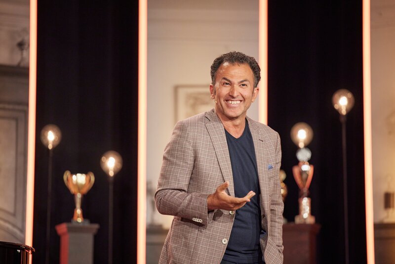 Fatih Çevikkollu gehört als immer wiederkehrender Gast mittlerweile fest zur „Vereinsheim Schwabing“-Familie. Mit seinem klugen Witz behält er auch im hitzigsten Wortgefecht einen kühlen Kopf. Sein neues Programm „Zoom“ ist das analoge Lagerfeuer in Zeiten digitaler Kälte: Es wärmt, unterhält und bringt einen zum Lachen. – Bild: BR/​Martina Bogdahn