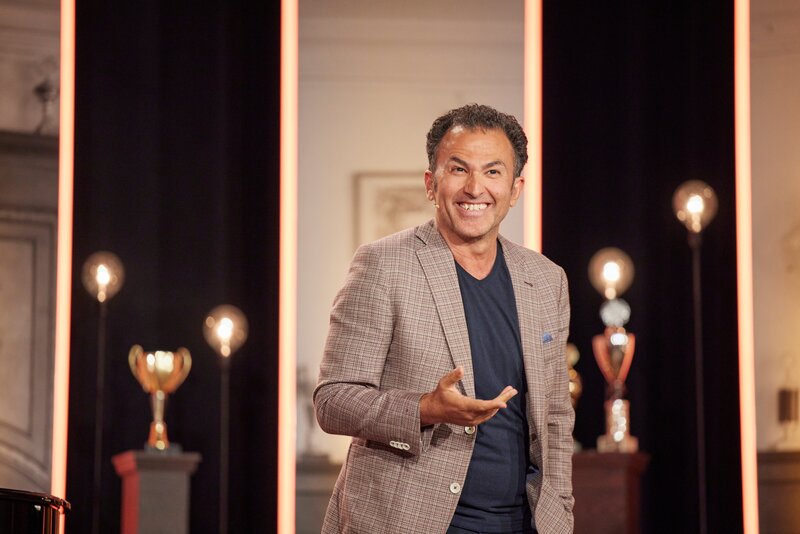 Fatih Çevikkollu gehört als immer wiederkehrender Gast mittlerweile fest zur „Vereinsheim Schwabing“-Familie. Mit seinem klugen Witz behält er auch im hitzigsten Wortgefecht einen kühlen Kopf. Sein neues Programm „Zoom“ ist das analoge Lagerfeuer in Zeiten digitaler Kälte: Es wärmt, unterhält und bringt einen zum Lachen. – Bild: BR/​Martina Bogdahn