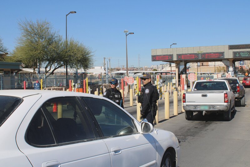 Die CBP-Beamten Acosta und Thomas patrouillieren auf den Hauptfahrbahnen, wenn Fahrzeuge versuchen, die Grenze in El Paso, Texas, zu überqueren. – Bild: Disney