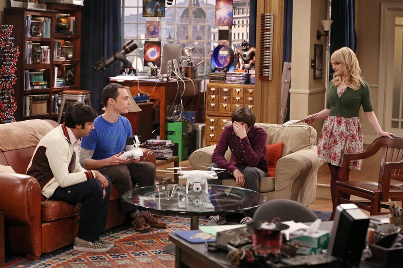 Beraten, wie sie das Problem mit der kaputten Drohne lösen sollen: (v.l.n.r.) Raj (Kunal Nayyar), Sheldon (Jim Parsons), Howard (Simon Helberg) und Bernadette (Melissa Rauch) … – Bild: Warner Bros. Television Lizenzbild frei