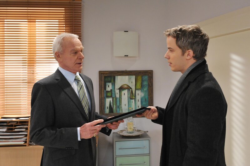 Werner (Dirk Galuba, l.); Martin (David Paryla, r.) – Bild: Sat.1 emotions