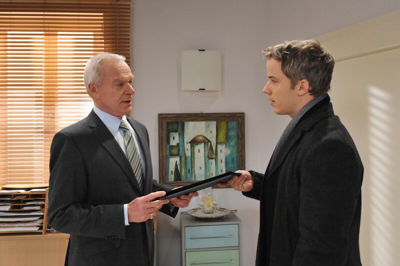 Werner (Dirk Galuba, l.); Martin (David Paryla, r.) – Bild: Sat.1 emotions