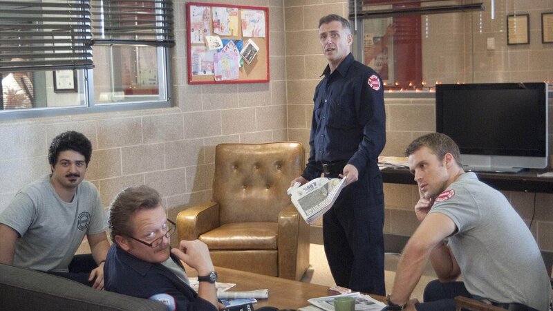 Im „Firehouse 55“: V.l.: Otis (Yuri Sardarov), Mouch (Christian Stolte), Christopher Herrmann (David Eigenberg) und Matthew Casey (Jesse Spencer). – Bild: RTL /​ NBC Universal