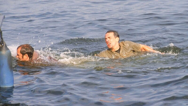 Bonhoff (Wolfgang Krewe, r.) kann verhindern, dass Brandt (Mark Kuhn) Oliver ertränkt … – Bild: RTL /​ Rolf Baumgartner