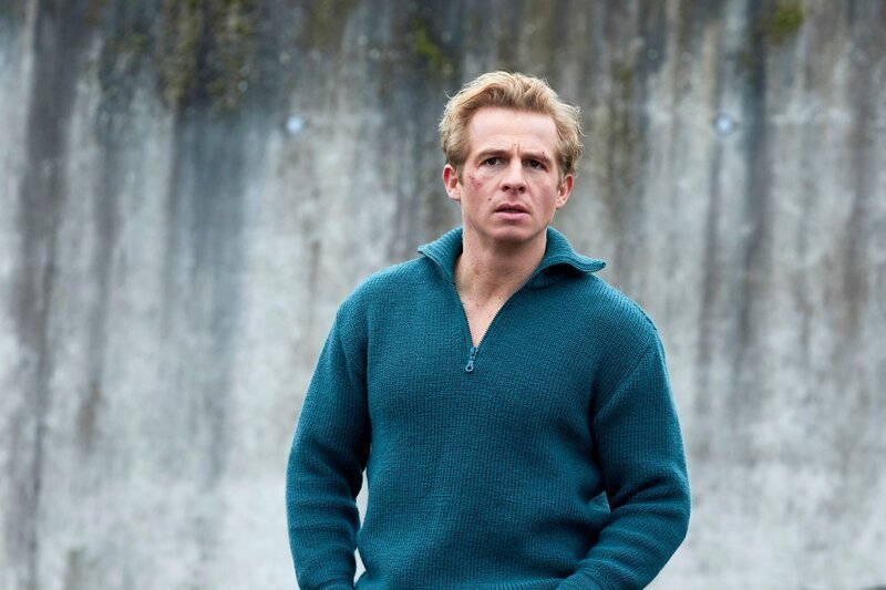 Paul (Daniel Roesner) sucht im Hafen nach der Base der Taschendiebe. – Bild: RTL /​ Guido Engels