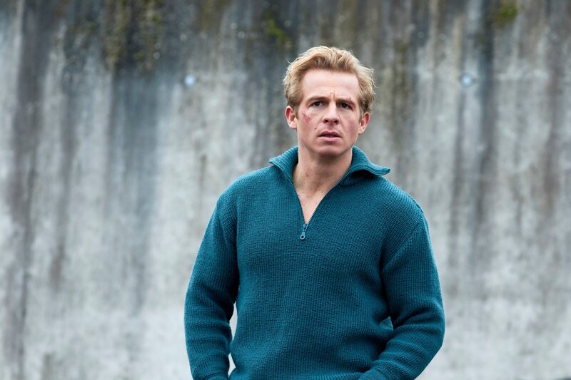 Paul (Daniel Roesner) sucht im Hafen nach der Base der Taschendiebe. – Bild: RTL /​ Guido Engels