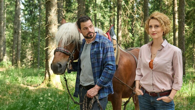 Ein Sommer im Schwarzwald Ihre Idylle gerät ins Wanken: Wanda Perdelwitz als Fiona, Richard Ulfsäter als Marc – Bild: SRF/​ZDF/​Walter Wehner