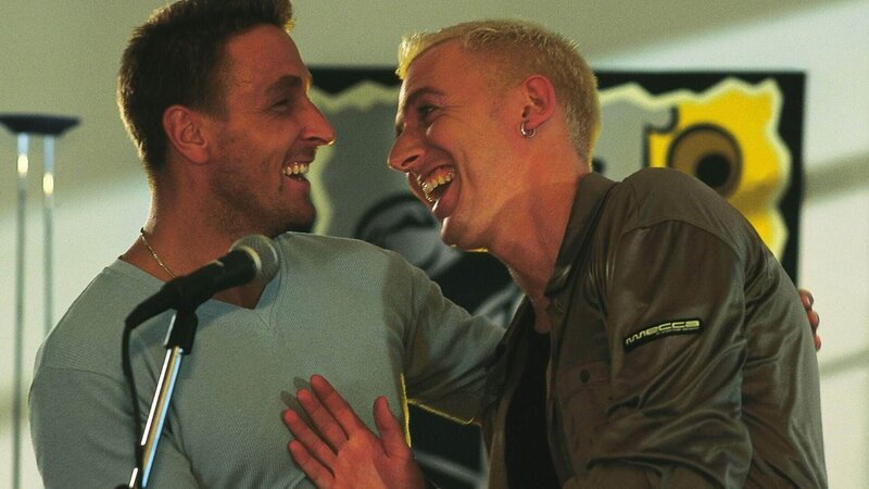 André (Mark Keller) präsentiert seinem Freund H.P. (Hans-Peter Geerdes) seine Qualitäten als Sänger. – Bild: TVNOW