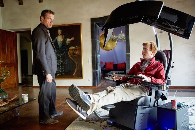 Gideon Links Sicherheitschef Dufourquet (Jean-Yves Berteloot, l.) realisiert, was Hartmut (Niels Kurvin) auf Gideons Rechner entdeckt hat … – Bild: RTL /​ Guido Engels