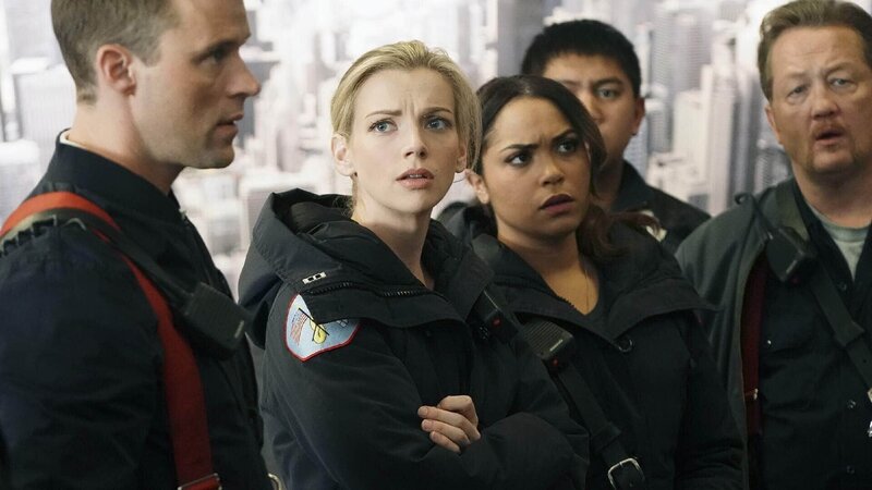 V.l.: Matthew Casey (Jesse Spencer), Sylvie Brett (Kara Killmer), Gabriela Dawson (Monica Raymund), Mouch (Christian Stolte) – Bild: TVNOW /​ NBC Universal