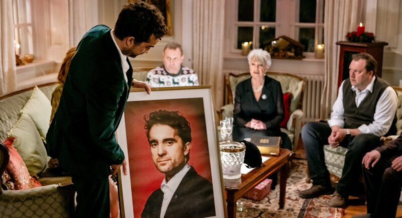 Alexander (Oliver Wnuk) packt sein Geschenk aus. – Bild: ARD Degeto/​Gulliver Theis