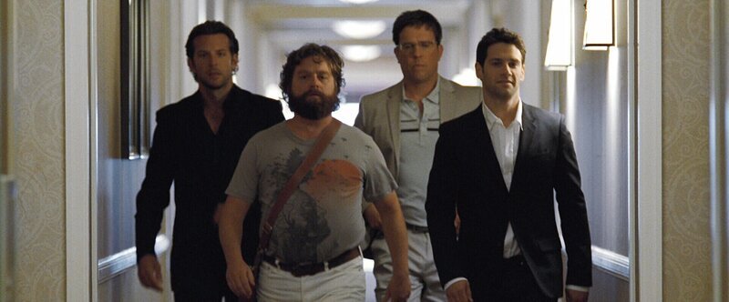 Bevor Doug (Justin Bartha, r.) in den Hafen der Ehe einfährt, will er noch einmal so richtig einen draufmachen und fährt deshalb mit seinen Kumpels Phil (Bradley Cooper, l.), Stu (Ed Helms, 2.v.r.) und seinem zukünftigen Schwager Alan (Zach Galifianakis, 2.v.l.) nach Las Vegas. – Bild: Warner Bros.