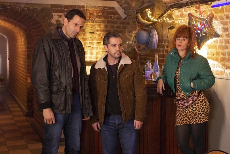 (v.l.n.r.) Adam Karadec (Mehdi Nebbou); Gilles Vandraud (Bruno Sanches); Morgane Alvaro (Audrey Fleurot) – Bild: SEPTEMBRE PROD /​ ITINERAIRE PROD /​TF1 Lizenzbild frei