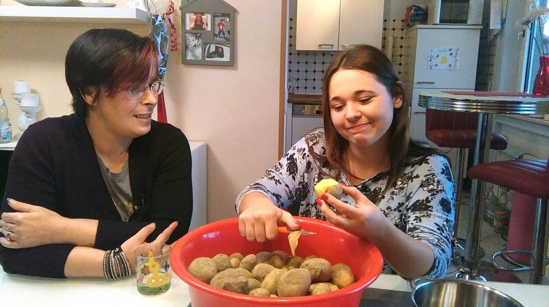 Tauschmama Heike (li.) und Michelle beim Kartoffeln schälen – Bild: RTL II