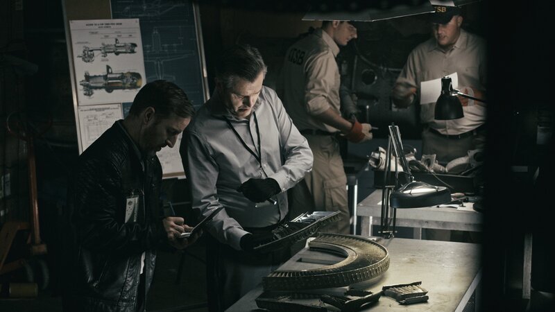 Der leitende Ermittler des ATSB (gespielt von Benjamin James) untersucht das Wrack des Coulson Aviation Fluges B-134, um festzustellen, ob ein Triebwerksausfall die Ursache für den Absturz des Flugzeugs in Ostaustralien sein könnte. – Bild: National Geographic