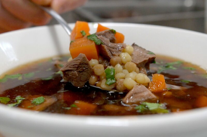 Die Bouillon de Boeuf, also Rinderbouillon, ist mit dem Tafelspitz verwandt und auf der Karte einiger angesehener Pariser Restaurants zu finden. – Bild: Elephant Doc