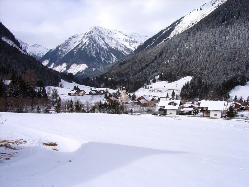 Ortsansicht St. Nikolai – im Hintergrund die Niederen Tauern. – Bild: ORF III Ortsansicht St. Nikolai – im Hintergrund die Niederen Tauern. – Bild: ORF III