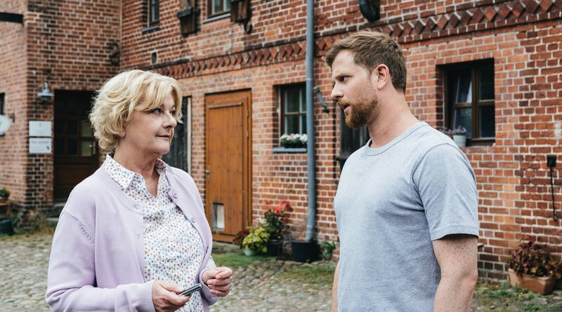 Gudrun Tönnissen (Saskia Vester, li.) lässt sich von Paul Winter (Christoph Schechinger, re.) nicht umstimmen. – Bild: ARD Degeto/​Andrea Hansen