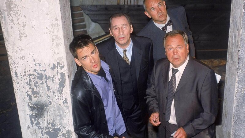 In einer alten Ruine wurde die Leiche einer jungen Frau gefunden. (v.li.) Kommissar Bonhoff (Wolfgang Krewe), Staatsanwalt Lotze (Henry van Lyck), Gerichtsmediziner Dr. Duhler (Klaus Schindler) und Kommissar Kehler (Wolfgang Bathke) schauen sich am Tatort um. – Bild: RTL