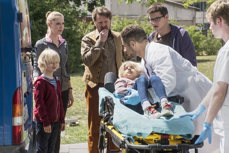 (v.l.n.r.) Timm Bayer (Georg Arms); Julia Berger (Mirka Pigulla); Antonio Bayer (Mathias Harrebye Brandt); Lotte Bayer (Emilia Pieske); Dr. Matteo Moreau (Mike Adler); Elias Baehr (Stefan Ruppe) – Bild: Jens-Ulrich Koch