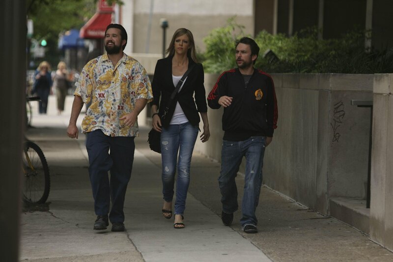 (v.l.n.r.) Mac (Rob McElhenney); Dee Reynolds (Kaitlin Olson); Charlie Kelly (Charlie Day) – Bild: ProSieben Fun