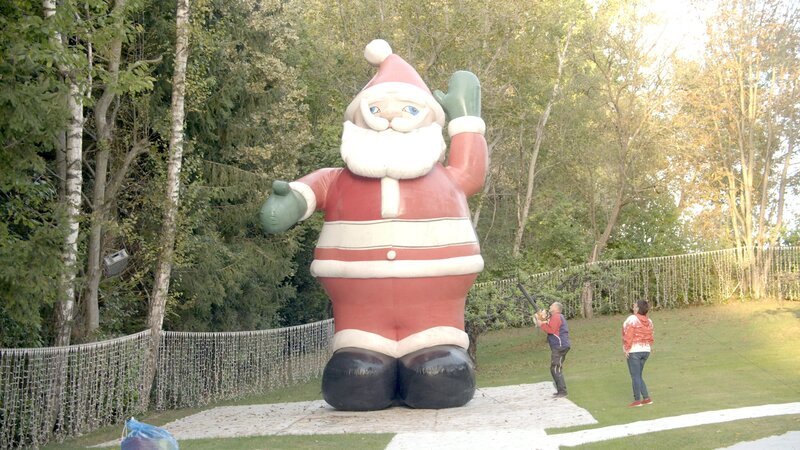 Weihnachtsmann im Garten von Sabine Gollnhuber, größtes Weihnachtshaus Europas. – Bild: ORF/​D5 Productions GmbH