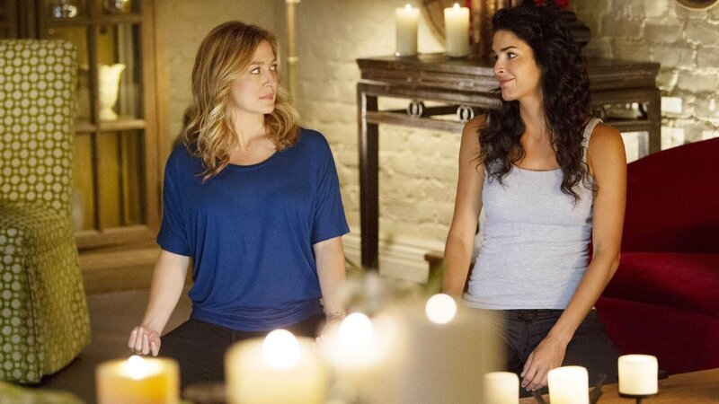 Ein neuer Fall wartet darauf, von Maura Isles (Sasha Alexander, l.) und Detective Jane Rizzoli (Angie Harmon) gelöst zu werden: Ein Schriftsteller wird erhängt in seiner Wohnung aufgefunden. Zunächst scheint es, als hätte er Suizid begangen … – Bild: TVNOW /​ Warner Bros