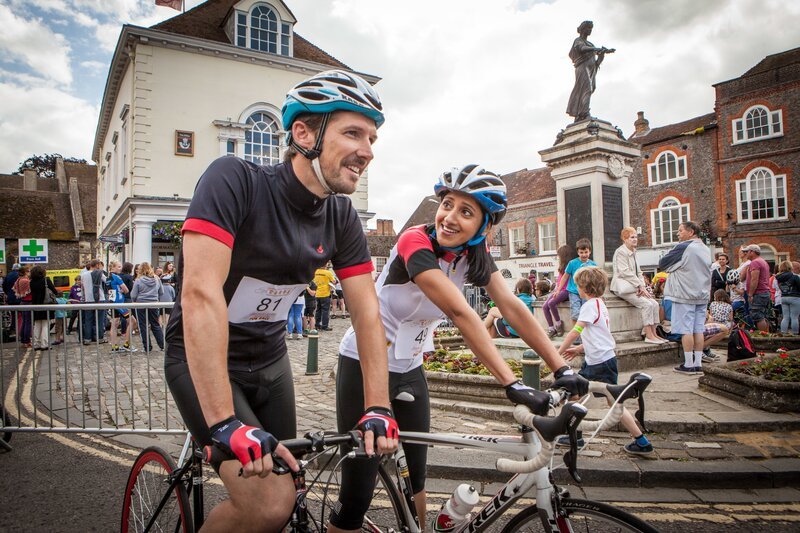 Beide am Start beim Radrennen und beide ehrgeizig: DS Charlie Nelson (Gwilym Lee, l.) und Dr. Kam Karimore (Manjinder Virk, r.), die neue Pathologin. – Bild: ZDF/​All3Media