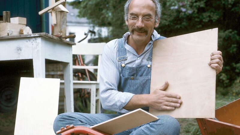 Weil sich in Peters Bauwagen der Holzwurm breit gemacht hat, müssen einige Teile ausgetauscht werden. Der Zimmermann hilft ihm dabei. – Bild: ZDF und Studio TV, Berlin