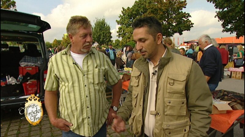 Trödelprofi Mauro Corradino mit Helmut am Flohmarkt. – Bild: RTL II