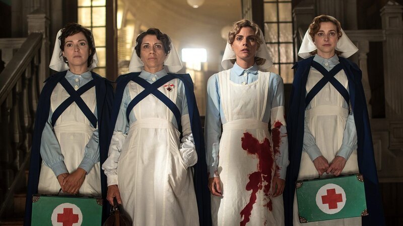 L-R: Pilar Muniz de Soraluce (Veronica Sanchez), Herzogin Carmen Angoloti (Alicia Borrachero), Julia Ballester (Amaia Salamanca), Magdalena Medina (Anna Moliner) – Bild: AXN White